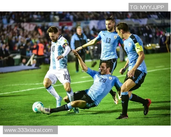 足球球星与顶级模特携手展现体育与时尚完美融合的新风尚